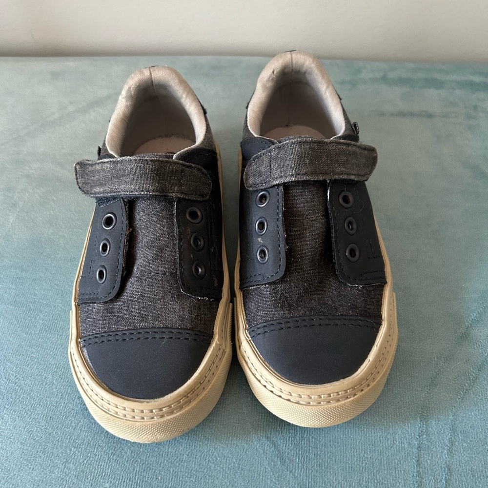 American Eagle toddler size 9 sneakers - Picture 1 of 8